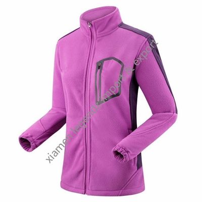 O revestimento clássico do inverno do esporte de Mountainnering para mulheres fecha acima o revestimento grosso do velo do poliéster