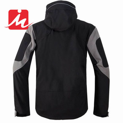 Homens impermeáveis exteriores dos revestimentos de Softshell da montanha que caminham revestimentos do inverno