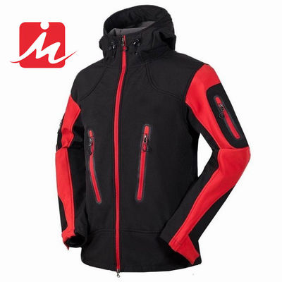 Homens impermeáveis exteriores dos revestimentos de Softshell da montanha que caminham revestimentos do inverno