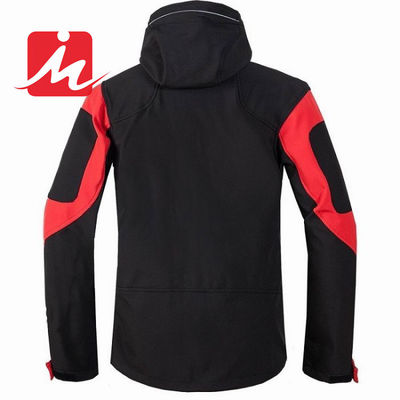Homens impermeáveis exteriores dos revestimentos de Softshell da montanha que caminham revestimentos do inverno